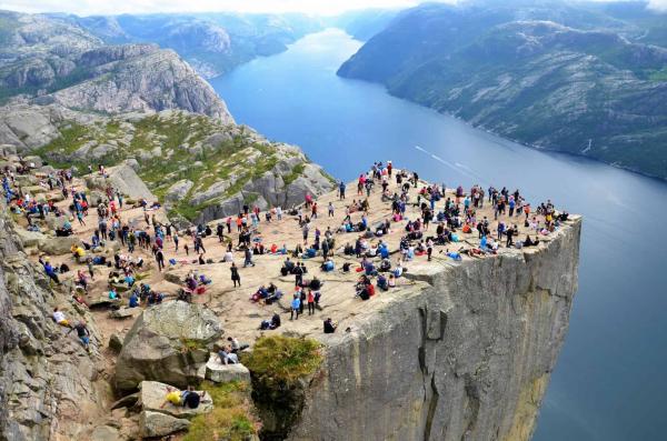 صخره پالپیت (Preikestolen): جواهری بر فراز آبدره لیسه فیورد نروژ صخره پالپیت (Preikestolen): جواهری بر فراز آبدره لیسه فیورد نروژ